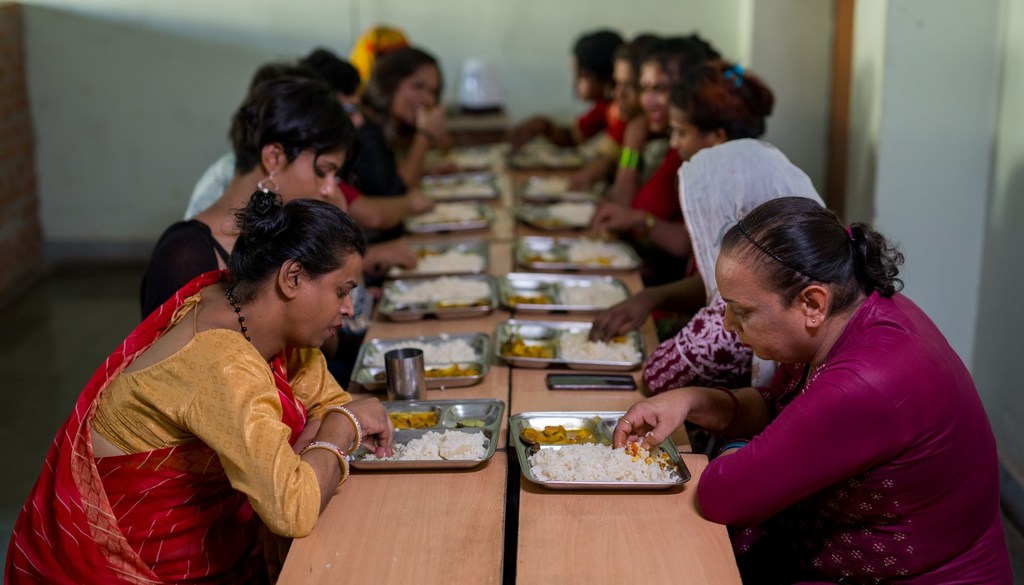 DOSTANASAFAR द्वारा संचालित गरिमा गृह में समुदाय के सदस्य एक साथ भोजन करते हैं।
