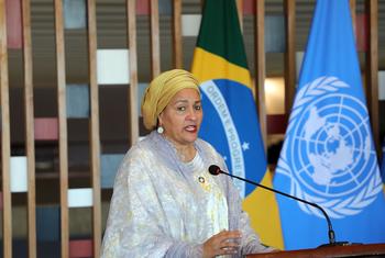 نائبة الأمين العام للأمم المتحدة تخاطب وسائل الإعلام في قصر إيتاماراتي في برازيليا، البرازيل.