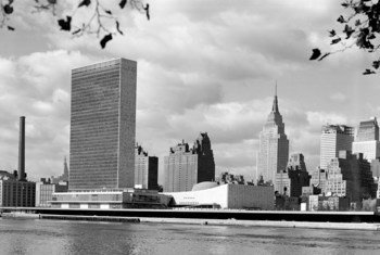 अक्टूबर 1955 में खींची गई इस तस्वीर में यूएन मुख्यालय इमारत और न्यूयॉर्क शहर के मैनहैटन इलाक़े की गगनचुम्बी इमारतें नज़र आ रही हैं. (24 अक्टूबर 1955)