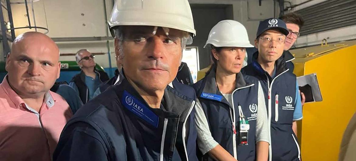 Diretor-geral da AIEA, Rafael Mariano Grossi (segundo à esquerda) e a equipe da missão de especialistas chegam à Usina Nuclear de Zaporizhzhia, na Ucrânia.