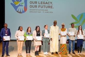 الشباب الذين تم اختيارهم أبطالا الأرض لعام 2024 ومن بينهم الناشطة المغربية منال بيدار (الرابعة من اليسار)