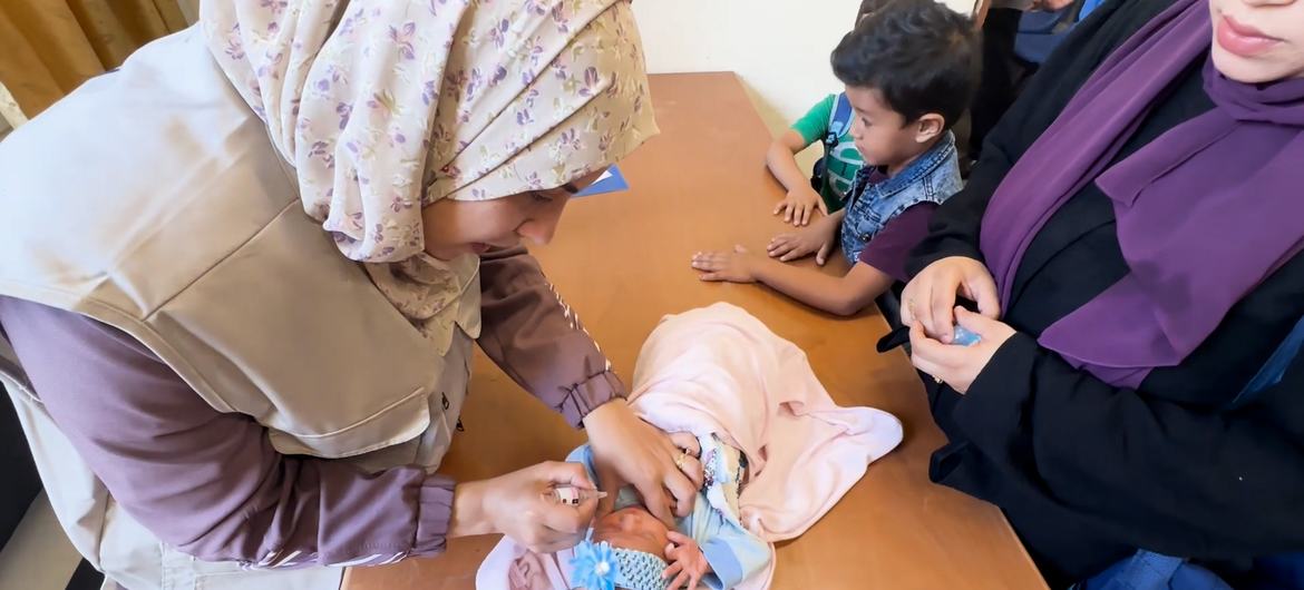 Un bebé recibe la vacuna de la polio en una clínica de la UNRWA en el campamento de Al-Nuseirat, en el centro de la Franja de Gaza.