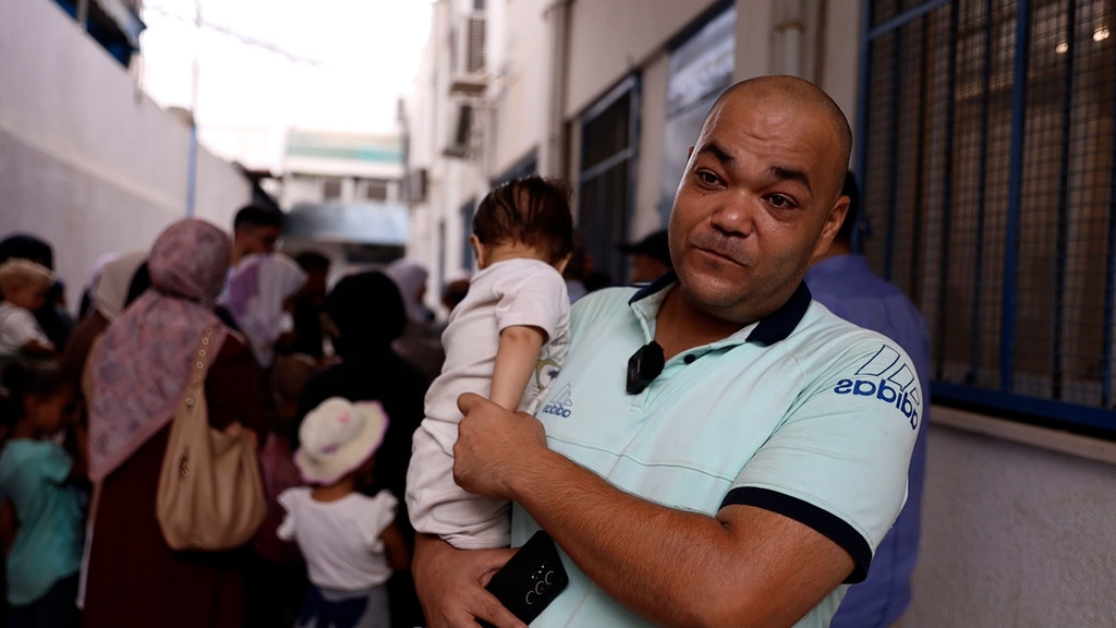 Wael Al-Haj Muhammad est venu dans une clinique de l'UNRWA dans le camp d'Al-Nuseirat, au centre de la bande de Gaza, où son enfant a été vacciné contre la polio.