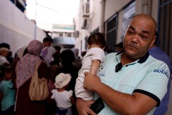 Wael Al-Haj Muhammad, alifika katika kliniki ya UNRWA katika kambi ya Al-Nuseirat, katikati mwa Ukanda wa Gaza, ambapo mtoto wake alipata chanjo ya polio.