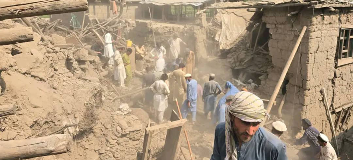 Families in northeastern Afghanistan have been devastated by last Sunday's earthquake and have appealed for help to find and bury the dead.. Families in northeastern Afghanistan have been devastated by last Sunday's earthquake and have appealed for help to find and bury the dead..