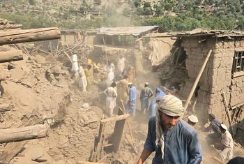 भूकम्प से प्रभावित बहुत से इलाक़े दूर दराज़ में हैं और वहाँ तक पहुँच पाना कठिन है.