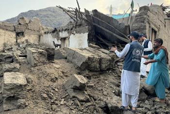 Wadau wa UNHCR, AREWO, wanatathmini mahitaji ya Waafghanistan walioathiriwa na tetemeko la ardhi lililokumba eneo hilo tarehe 31 Agosti.