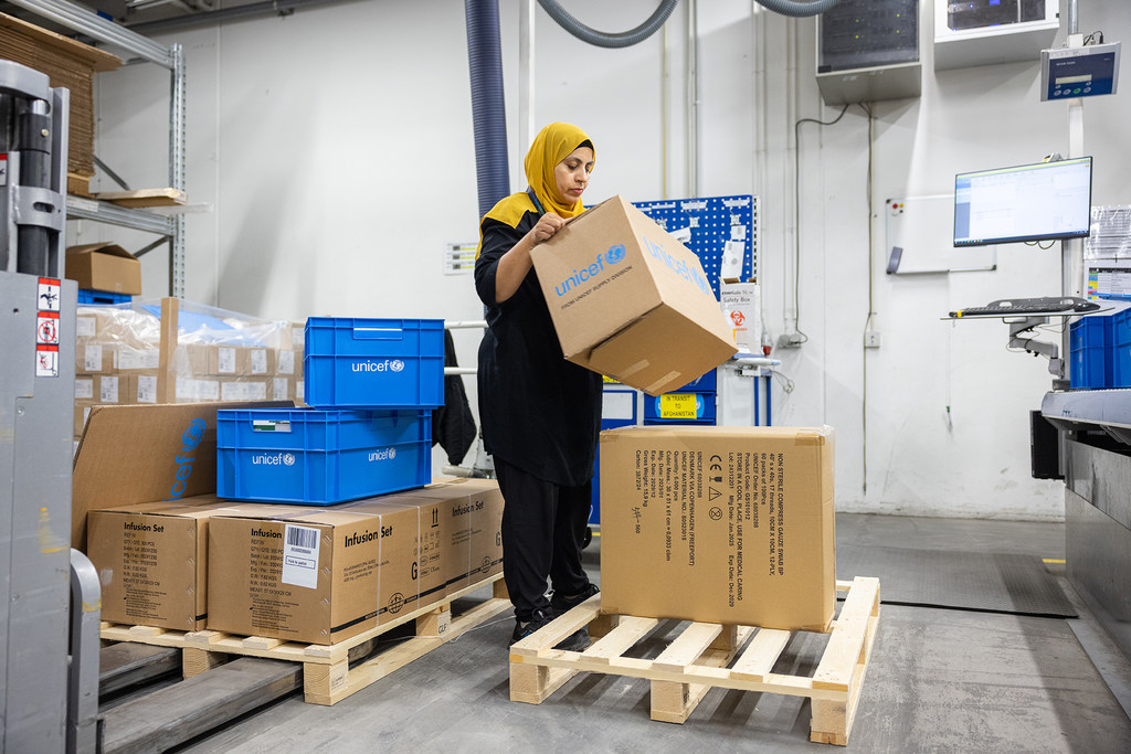 يتم تعبئة الإمدادات المنقذة للحياة وشحنها من مركز الإمدادات العالمي التابع لمنظمة اليونيسف في كوبنهاجن في الدنمارك لدعم الاستجابة الطارئة لزلزال أفغانستان. يتم تعبئة الإمدادات المنقذة للحياة وشحنها من مركز الإمدادات العالمي التابع لمنظمة اليونيسف في كوبنهاجن في الدنمارك لدعم الاستجابة الطارئة لزلزال أفغانستان.
