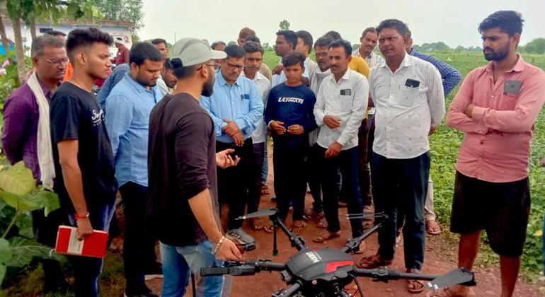 किसानों को ड्रोन के साथ व्यावहारिक प्रशिक्षण दिया जा रहा है और आधुनिक खेती की तकनीकों से परिचित करवाया जा रहा है.