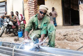रवांडा में एक युवक, यूएन समर्थित कार्यक्रम के ज़रिए, निर्माण कौशल सीखते हुए.