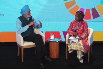 اقوام متحدہ کے سیکرٹری جنرل کے نمائندہ خصوصی برائے ٹیکنالوجی امن دیپ سنگھ گِل یو این نیوز کی میتا حوصالی کو انٹرویو دے رہے ہیں۔