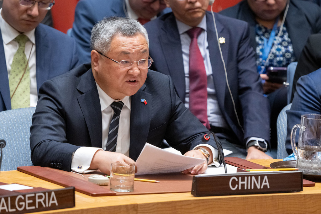 中国常驻联合国代表傅聪在安理会会议上就中东局势发表讲话。