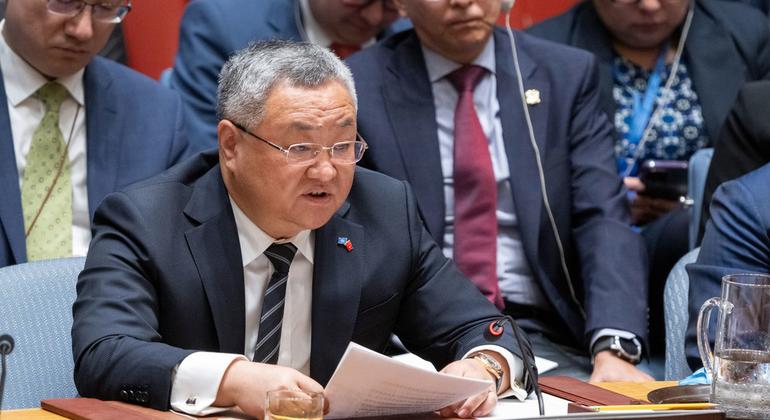 中国常驻联合国代表傅聪在安理会会议上就中东局势发表讲话。