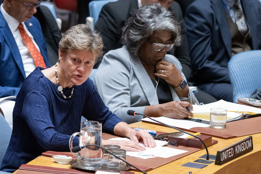 英国常驻联合国代表吴百纳在安全理事会会议上就中东局势发言。
