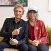 El músico argentino Charly Alberti y la directora ejecutiva del PNUD, Inger Andersen, posan para una foto en el Programa de las Naciones Unidas para el Medio Ambiente.