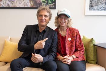 El músico argentino y embajador regional de buena voluntad del PNUMA, Charly Alberti, le obsequia a la directora ejecutiva del organismo, Inger Andersen, una gorra de la fundación Revolución 21 - Latinoamérica Sustentable.