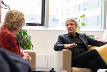 El músico argentino y embajador regional de buena voluntad del PNUMA, Charly Alberti, conversa la directora ejecutiva del organismo, Inger Andersen.