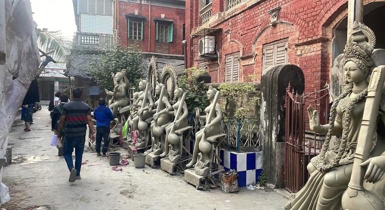 कुमारटोली के कारीगर, दुर्गा पूजा उत्सव के लिए नदी की मिट्टी से देवी की प्रतिमाएँ गढ़ते हैं. कुमारटोली के कारीगर, दुर्गा पूजा उत्सव के लिए नदी की मिट्टी से देवी की प्रतिमाएँ गढ़ते हैं.