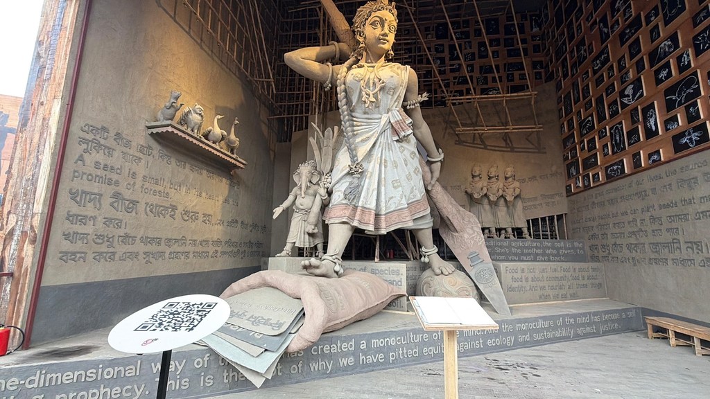 Durga Puja simboliza la victoria del bien sobre el mal, en este caso, contra la agricultura insostenible, y promueve la agricultura ecológica y sostenible.