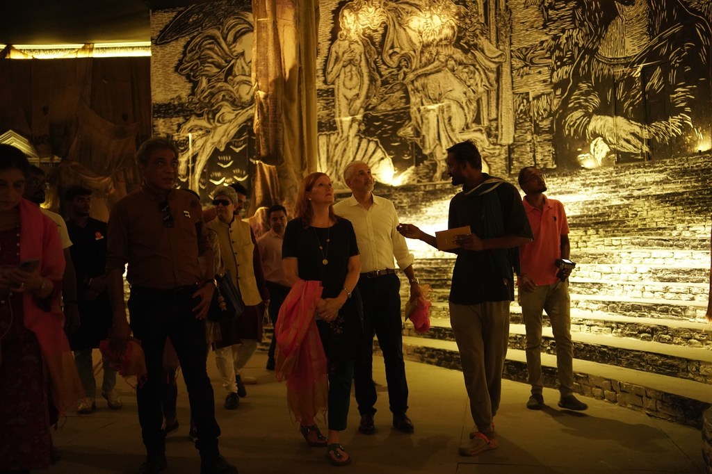 El coordinador residente de las Naciones Unidas en la India, Shombi Sharp, visita un pandal de Durga Puja en Calcuta, India.