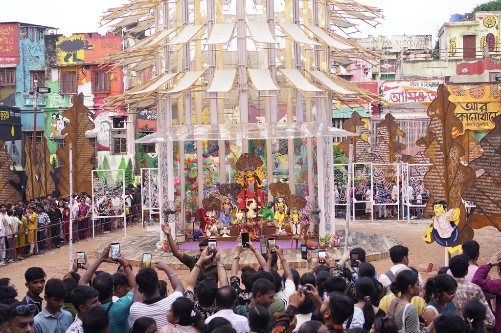 दुर्गा पूजा एक जीवित धरोहर है, जो कारीगरों के माध्यम से पीढ़ी-दर-पीढ़ी आगे बढ़ती है.
