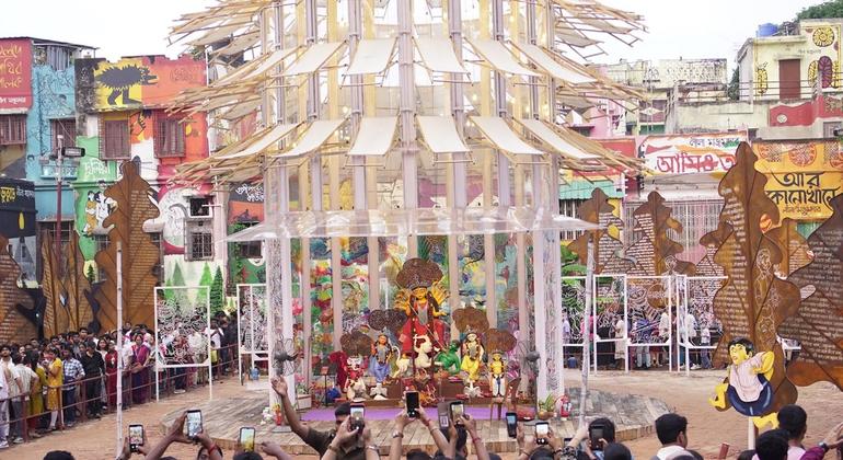 दुर्गा पूजा एक जीवित धरोहर है, जो कारीगरों के माध्यम से पीढ़ी-दर-पीढ़ी आगे बढ़ती है. दुर्गा पूजा एक जीवित धरोहर है, जो कारीगरों के माध्यम से पीढ़ी-दर-पीढ़ी आगे बढ़ती है.