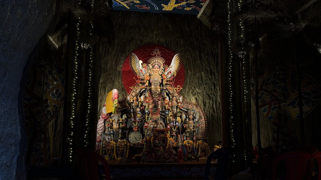 “शब्द” (ध्वनि) थीम वाला एक दुर्गा पूजा पंडाल, जो दिखाता है कि शहरीकरण के साथ प्रकृति की आवाज़ें कैसे लुप्त हो रही हैं. प्रतिमा के साथ लगी घड़ी बीतते समय का प्रतीक है.