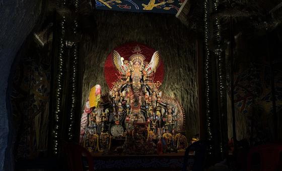 भारत के कोलकाता में एक दुर्गा पूजा पंडाल, जिसके केंद्र में देवी दुर्गा की प्रतिमा है। इस पंडाल का विषय शहरीकरण के कारण प्रकृति की ध्वनियों के लुप्त होते जाने को दर्शाता है, जिसे प्रतिमा के भीतर स्थापित एक घड़ी द्वारा प्रतीकात्मक रूप से प्रदर्शित किया गया है।