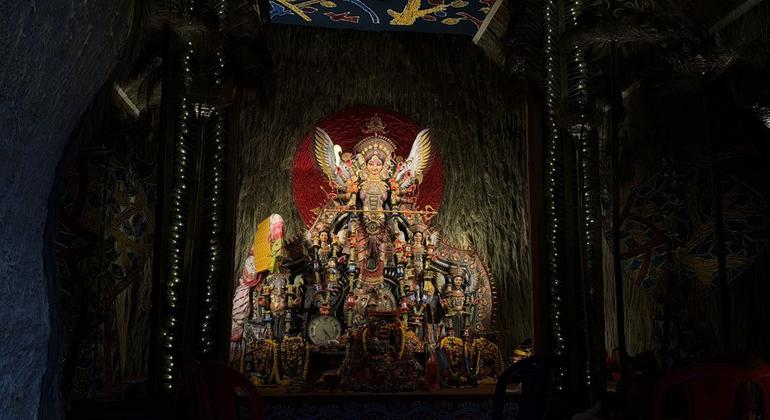 “शब्द” (ध्वनि) थीम वाला एक दुर्गा पूजा पंडाल, जो दिखाता है कि शहरीकरण के साथ प्रकृति की आवाज़ें कैसे लुप्त हो रही हैं. प्रतिमा के साथ लगी घड़ी बीतते समय का प्रतीक है. “शब्द” (ध्वनि) थीम वाला एक दुर्गा पूजा पंडाल, जो दिखाता है कि शहरीकरण के साथ प्रकृति की आवाज़ें कैसे लुप्त हो रही हैं. प्रतिमा के साथ लगी घड़ी बीतते समय का प्रतीक है.
