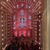 भारत के कोलकाता शहर में एक भव्य दुर्गा पूजा पंडाल.