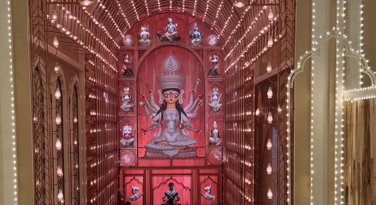Un pandal de Durga Puja en Calcuta, India. Un pandal de Durga Puja en Calcuta, India.