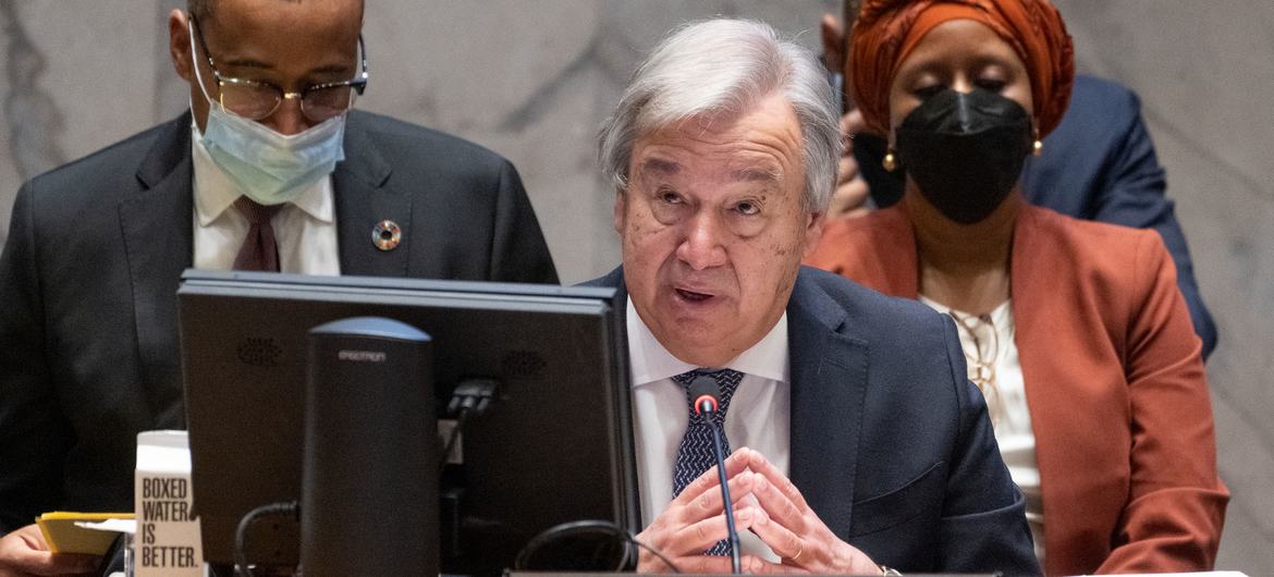 Le Secrétaire général António Guterres prend la parole lors d'un débat du Conseil de sécurité des Nations Unies sur la consolidation et le maintien de la paix.