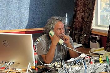 Sergio Ocampo Arista en su estudio de radio.