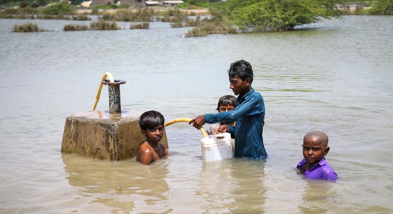 पाकिस्तान के अनेक इलाक़े, 2022 में आई बाढ़ से बुरी तरह प्रभावित हुए, 1,700 से ज़्यादा लोगों की मौत भी हुई.