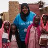 Afaf Briema, afisa lishe wa UNICEF nchini Sudan akiwa na watoto wa kike wakimbizi wa ndani kwenye kambi ya wakimbizi wa ndani ya Abushok nchini Sudan.
