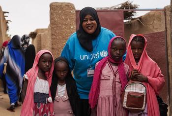 Afaf Briema, afisa lishe wa UNICEF nchini Sudan akiwa na watoto wa kike wakimbizi wa ndani kwenye kambi ya wakimbizi wa ndani ya Abushok nchini Sudan.
