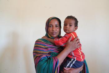 Mama na mwana wakipata matibabu katika kituo kinachofadhiliwa na UNICEF huko River Nile nchini Sudan.