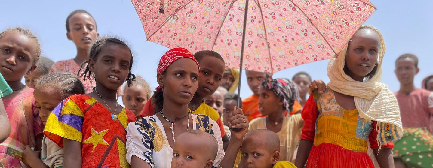 Des femmes et des enfants attendent sur un site de distribution alimentaire à Adimehamedey dans le Tigré, en Éthiopie.