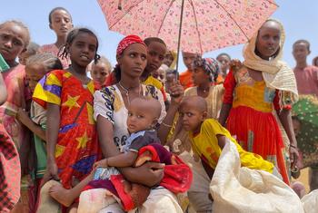 من الأرشيف: نساء وأطفال ينتظرون دورهم في موقع لتوزيع المواد الغذائية في أديمهاميدي في تيغراي، إثيوبيا.