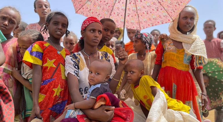 Mujeres y niños esperan en un punto de distribución de alimentos en Adimehamedey, Tigray, Etiopía.