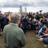 Le Secrétaire général António Guterres (dos à la caméra) informe les journalistes lors d'une visite en Ukraine en 2022.