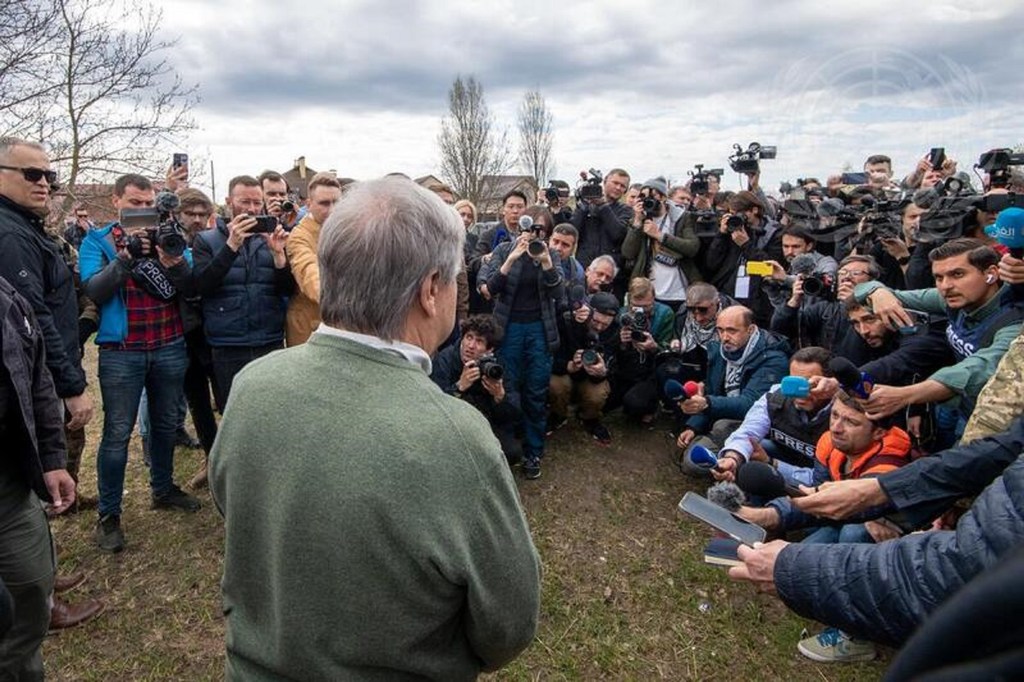 El secretario general de la ONU, António Guterres, informa a un numeroso grupo de periodistas y fotógrafos en Bucha, Ucrania.