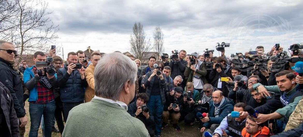 Le Secrétaire général António Guterres (dos à la caméra) informe les journalistes lors d'une visite en Ukraine en 2022.