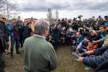 Le secrétaire général de ONU, António Guterres, s'adresse à un large groupe de journalistes et de photographes à Bucha, en Ukraine.