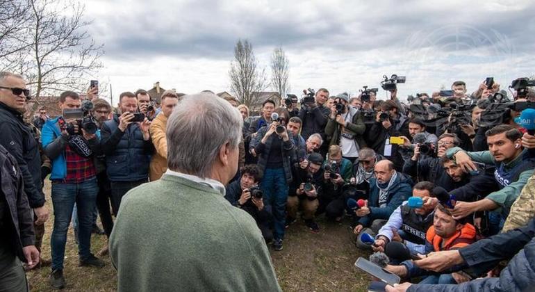 El secretario general António Guterres (de espaldas a la cámara) informa a los periodistas durante su visita a Bucha, cerca de Kiev, Ucrania, el 28 de abril de 2022. (ARCHIVO)