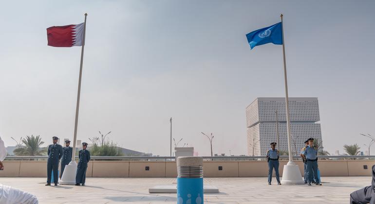 Les drapeaux des Nations Unies et de l'État du Qatar flottent au Centre national des congrès du Qatar, lieu du deuxième Sommet mondial pour le développement social.