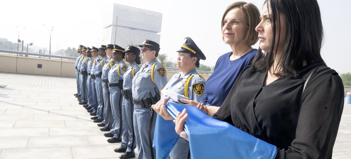 দোহায় জাতিসংঘের সামাজিক উন্নয়ন শীর্ষ সম্মেলনে নেতারা জড়ো হওয়ার সময় পতাকা নেড়েছে