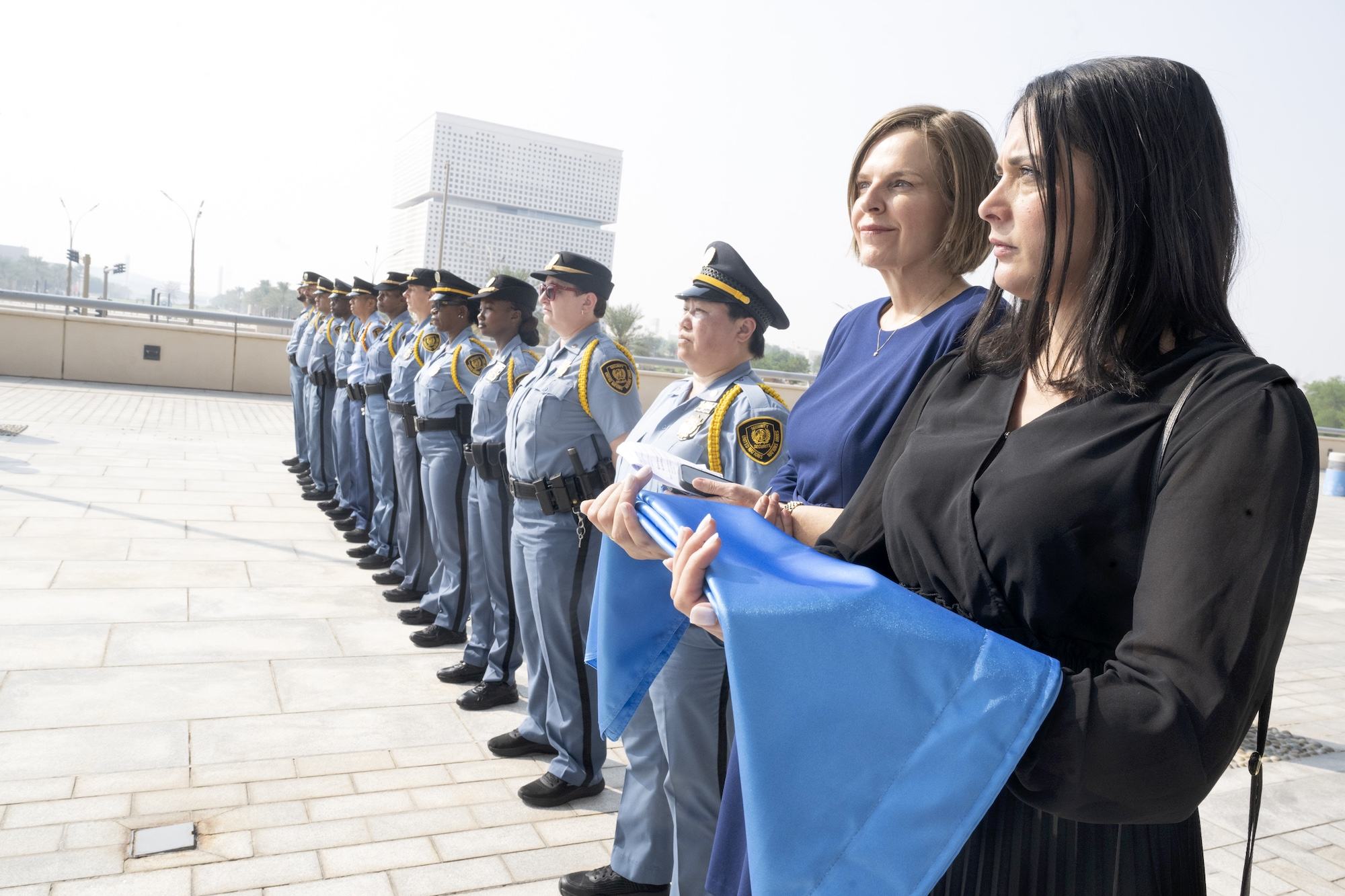 Officiers du protocole et de la sécurité de l'ONU, lors de la cérémonie de levée du drapeau à Doha.