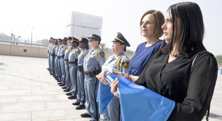 ضباط البروتوكول والأمن في الأمم المتحدة خلال حفل رفع العلم.