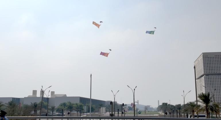 يؤدي فريق المظلات القطري عرضًا جويًا، وينزل فوق مركز قطر الوطني للمؤتمرات حاملا 17 علما ملونا لأهداف التنمية المستدامة، إلى جانب أعلام الأمم المتحدة وقطر.